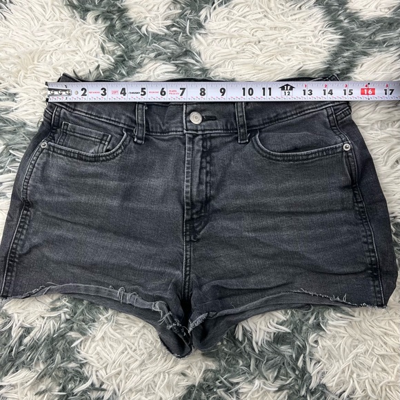 Old Navy Women’s Black Mid-Rise Boyfriend Jean Shorts Size 8 - Picture 3 of 8
